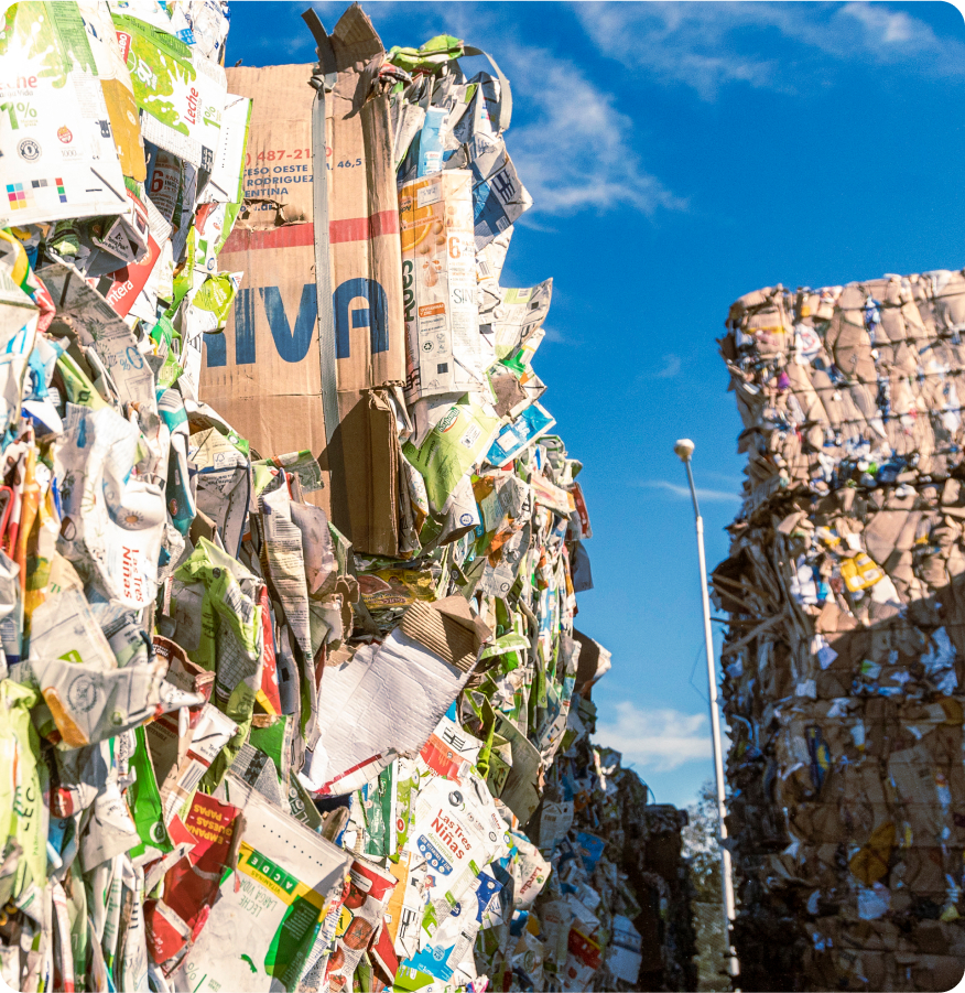 En la imagen se muestra toneladas de papeles reciclados.