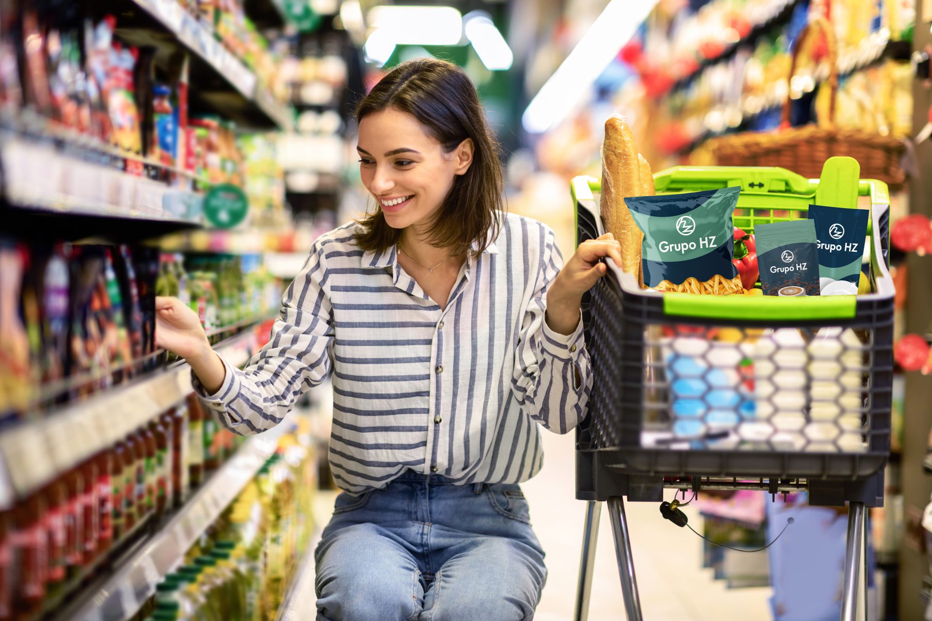 En la imagen se muestra una señora agachada agarrando productos en un supermercado con el carrito lleno de envoltorios de Grupo HZ
