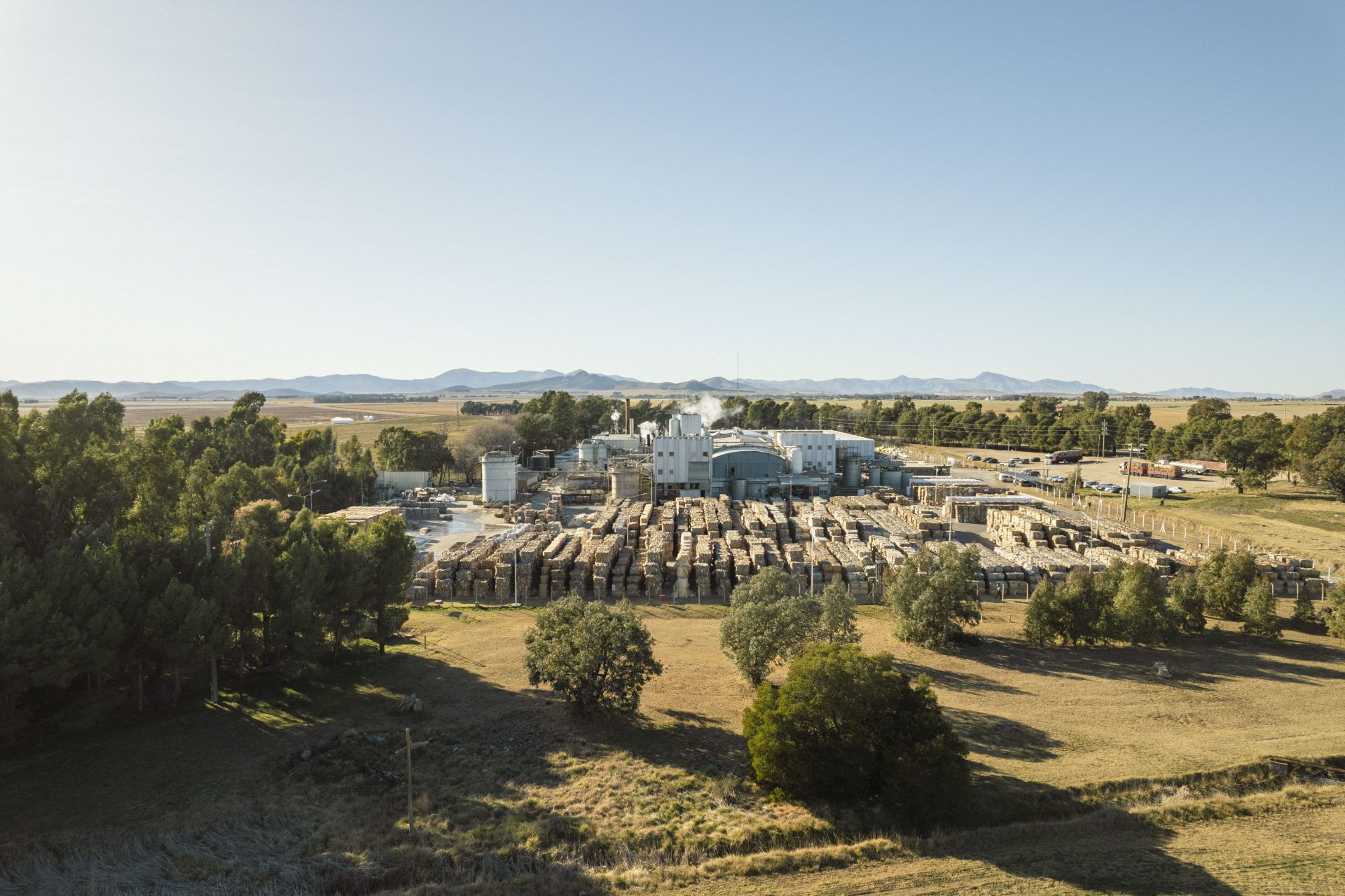 En la imagen se muestra una de las fabricas de Grupo HZ con arboles alrededores